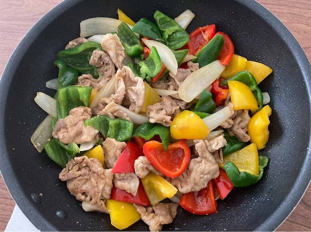 タサン志麻さん「豚肉とカラフル野菜のレモンじょうゆ炒め」