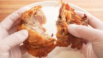 ケンタッキーはこう食べて！フライドチキン、骨から身をキレイに取る神ワザ