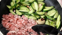 きゅうり余ってたら絶対作って！！「夏にぴったり」炒めるだけの感動おかず