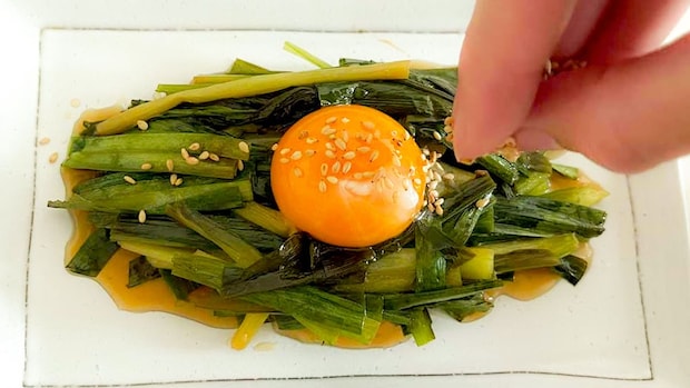 ニラはホイル焼きが大正解!卵黄からめて「ウマすぎる」トースターで作る絶品レシピ