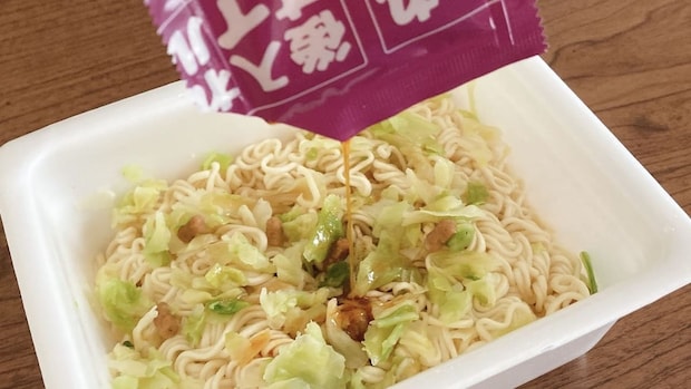 ペヤング 塩やきそば岩井のごま辣油付き