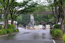 多摩動物公園、園内にオオカミ脱走　SNS驚愕「のんびり動物でも見ようと来たら…」「あの深い堀をどう脱出したのか…」