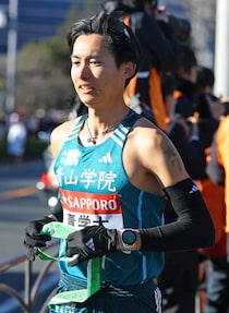 青学が首位守って8区へ　国学院大2位浮上