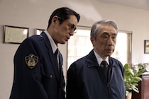 「再会」怪しすぎる署長（段田安則）…3000万はどこ？逃走犯「手ぶら」の意味は？考察過熱「報告書偽造？」「花壇に何かありそう」