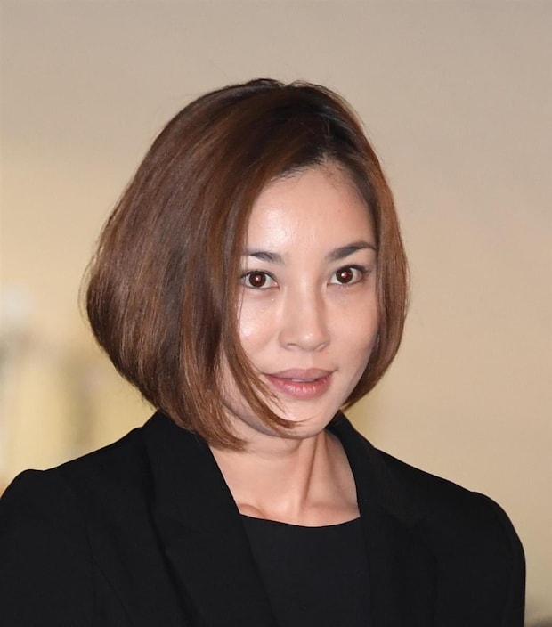 瀬戸朝香、15センチバッサリの“激変”新ヘア披露！　知的な黒縁メガネ姿に「さらに可愛くなった」と絶賛の声
