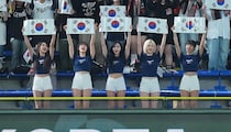 WBC侍ジャパン戦、左翼席に現れた韓国チアに熱視線　台湾チアに負けない“美貌”も独占配信Netflixに映らず「せっかく入ったのに」「映して！」と悶絶
