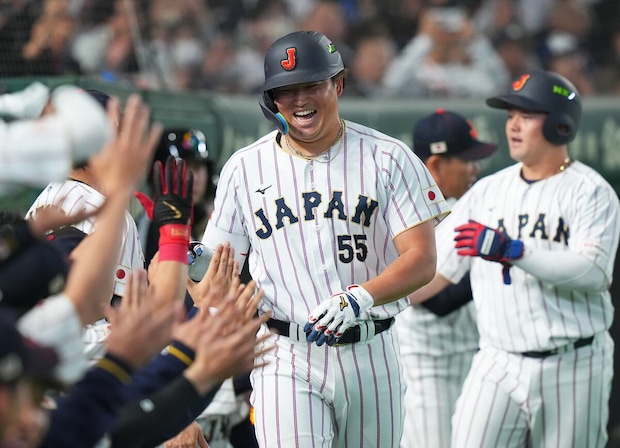 WBC侍ジャパン・村上宗隆、衝撃の満塁弾! 不振を払拭する“確信歩き”に東京ドーム熱狂 大谷翔平との絆も話題に