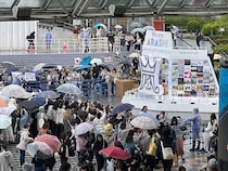 嵐ラストライブ「We are ARASHI」東京公演前日、巨大オブジェ撮影に2時間待ち…ファン殺到も「メドレー流れていて神」「さすが嵐」