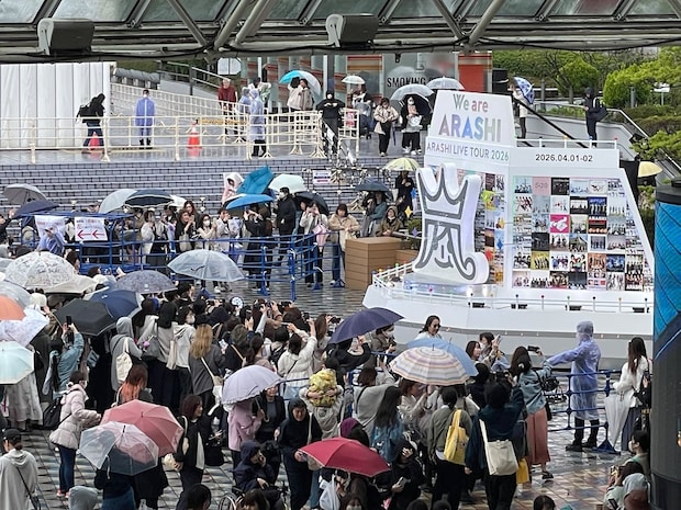 嵐ラストライブ「We are ARASHI」東京公演前日、巨大オブジェ撮影に2時間待ち…ファン殺到も「メドレー流れていて神」「さすが嵐」
