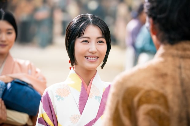 大河「豊臣兄弟！」“寧々”浜辺美波「現代の秀吉」と語る意外なムードメーカーとは？池松壮亮とのラブラブ膝枕耳かき秘話も【インタビュー】