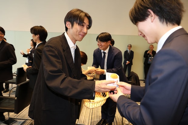 高橋一生＆中村アンら「リボーン」キャストがテレ朝研修にサプライズ乱入！　新人・谷胡桃さん＆森太輝さんは食リポにも挑戦