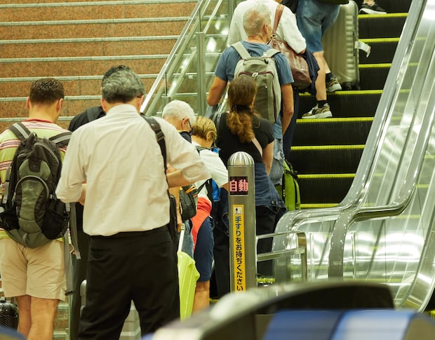 エスカレーター「歩行禁止」周知もなくならない「片側空け」　埼玉・名古屋では条例も…Xで「同調圧力」論争勃発「集団規範文化の縮図」「右に立ったら怒鳴られた」