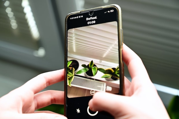「BeReal」で相次ぐ社内機密情報流出、SNSで波紋「内輪向けと思い込みやすい」「Xで炎上見てきた世代と格差がある」