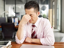 みずほ銀が「朱肉押印」順次廃止、おじぎハンコも消滅？　「マナー講師の創作か」「不要な習慣No.1」