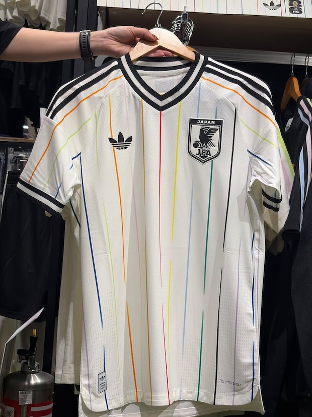 日本代表、運命のブラジル戦で大人気の「白ユニ」をついにW杯初お披露目　驚異の売り上げ29倍！