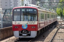 ホームのないドアが全開に！京急金沢文庫駅の緊迫トラブルで見せた利用客の「静けさ」