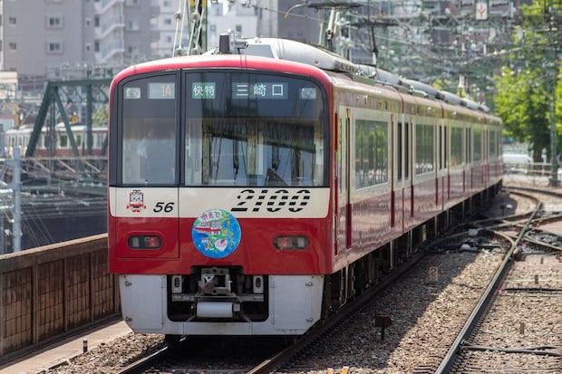 ホームのないドアが全開に！京急金沢文庫駅の緊迫トラブルで見せた利用客の「静けさ」