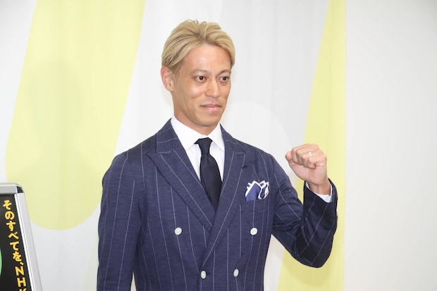 本田圭佑、気合の“真っ赤なジャケット”で解説登場！「ルパンより赤い」「格好良すぎる」とSNS騒然