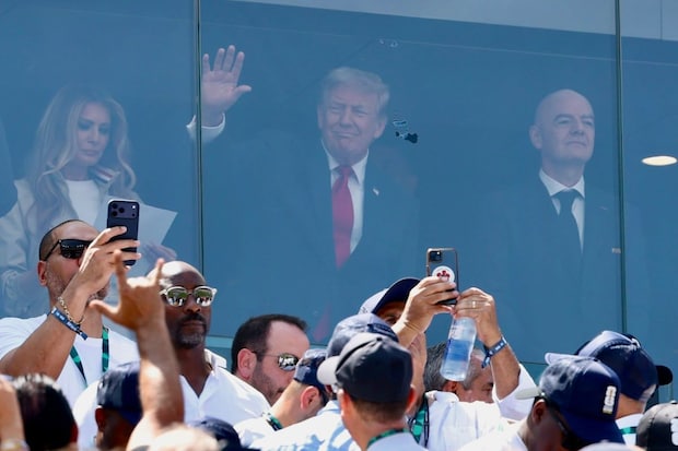 表彰式で大ブーイングの嵐! インファンティーノ会長とトランプ大統領、今大会の「2大ヒール」に厳しい洗礼