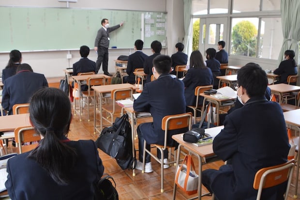 なぜ日本のアニメは「高校モノ」ばかり?海外YouTuberの考察に「雑な日本論」と批判続出