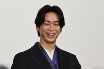 亀梨和也演じる令和版の「銭形平次」は「捜査オタク」！野球の経験が生きた投げ銭シーンにも注目