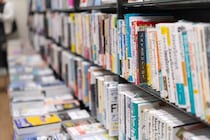 裏にあるのは万引きか…東野圭吾さん新作がフリマアプリに大量出品　知念実希人氏が問題提起