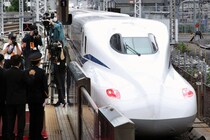 新幹線グリーン車でマナー違反客を注意した霜月るな、DMで「投稿消せ」要求に正論で反撃
