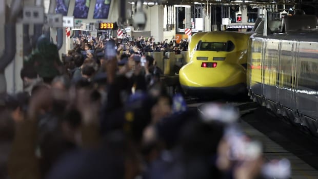 「ドクターイエロー」停車中に非常ボタン押し新幹線妨害か　夏休みに続出「撮り鉄」マナーと「非常ボタン」