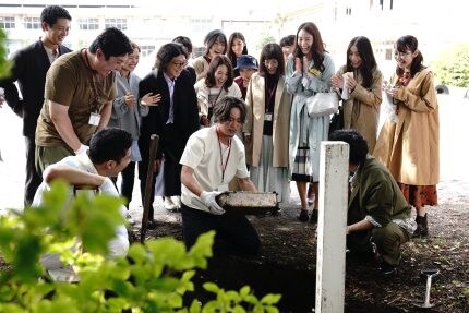 「良いこと悪いこと」“同級生の不審死”に早くも考察集まる 「犯人予想は元担任」「森のくまさんの替え歌が不気味」