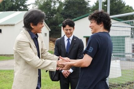 「ザ・ロイヤルファミリー」「早くもクライマックス状態。毎回こんなレースを見せられたらやばい」「人間以上に馬たちの好演が光る」