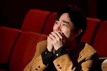 「もしもこの世が舞台なら、楽屋はどこにあるのだろう」「初日舞台をいっさい見せないところにかえって想像力が働く」「演劇には映画やドラマにはない面白さがあるね」