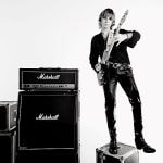 マネスキンのトーマス・ラッジ、トム・モレロ／チャド・スミス／ハマ・オカモトら参加ソロAL『マスカレード』リリース