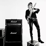 マネスキンのトーマス・ラッジ、トム・モレロ／チャド・スミス／ハマ・オカモトら参加ソロAL『マスカレード』リリース