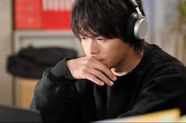 「DREAM STAGE」“吾妻”中村倫也の船のシーンは「笑った」 「竹原ピストルがカッコいい」「NAZEの曲もパフォも好き」   ＜本文＞ 　中村倫也が主演するドラマ「DREAM STAGE」（TBS系）の第5話が、13日に放送された。（※以下、ネタバレを含みます）  　本作は、K-POPの世界を舞台に、“元”天才音楽プロデューサーの吾妻潤（中村）が、落ちこぼれボーイズグループ「NAZE」（ネイズ）と出会い、夢に向かって踏み出していく姿を描くK-POP版“スポ根”ドラマ。  　NAZEのデビュー日が2月14日、バレンタインデーに決定。しかし、なんと同日にTORINNER（トリナー）も日本デビューすることが判明。きっと莫大な資金をかけてプロモーションを仕掛けてくるはず…と、ビビりまくる水星（池田エライザ）とナム社長（ハ・ヨンス）。ナム社長は「絶対にデビューランキング1位を獲って!」と吾妻に激しく詰め寄る。  　NAZEを叩き潰すたに、あえてデビューを同日に設定したTORINNERのプロデューサー、パク・ジス（キム・ジェギョン）。しかし、デビュー当日に出演する音楽番組がNAZEにも出演依頼していることを知る。そんなジスをチェ代表（イ・イギョン）は、「あんな“残飯”のような新人と同じ評価をされている。つまりお前も残飯レベルだ」と殺意をもって睨みつける。追い詰められるジス。  　一方、吾妻も最大の敵TORINNERにどう対抗するか、NAZEのベストを引き出すにはどうするべきかと悩んでいた。両陣営が火花を散らすデビューの日が、刻一刻と近付く。  　そんな中、NAZEの末っ子・ドヒョクは、街でタチの悪い男にからまれてしまう。しかもNAZEの一員であることを調べられて…。「アイドルが他人に怪我させたなんてバレたら大騒ぎになるぞ」と脅され、多額の金を要求される。窮地に陥ったドヒョクは、NAZEのとある秘密を週刊誌に売ってしまうが、そのネタが記者・風祭（河内大和）からジスの手元に渡ってしまい…。   　放送終了後、SNS上には、「ハラハラドキドキで泣けた。ドヒョクは早く大人に相談してほしかった」「NAZEとTORINNERの火花がヤバい。NAZEが無事にデビューできて良かった」「吾妻PDが、PDの仕事をしている姿がたくさん見られてうれしかった」「倫也が船で迎えに来たシーンはカッコ良くて笑った。イケメンはすぐに船で迎えに来る」などの感想が投稿された。  　また、デビュー曲ランキングでTORINNERに敗れたNAZEについて、「NAZEは2位だったけれど、曲も衣装も良かった」「デビュー曲で2位は充分すごい」「NAZEのダンスやフォーメーションが普通にカッコ良い」「NAZEの曲もパフォも好き」といった声が寄せられた。  　さらに、第5話のキーマン的存在として出演した竹原ピストルについて、「ピストルさん、まさかの警察だったのか」「ピストルさんが警察官!?　めっちゃカッコいい」「ピストルさん、良い人だった。いいポジション」「ピストル刑事、カッコイイ!」といったコメントが集まった。