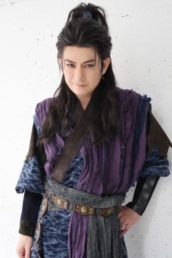 佐藤アツヒロ、「自分がエンタメと関わってきたことで得たものを伝えていきたい」　迫力ある殺陣が繰り広げられる舞台「紅哭‐KURENAI‐」でキーとなる役柄に【インタビュー】