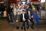 Kroi、反町隆史＆杉野遥亮らキャスト陣と記念写真　主題歌担当の火9ドラマ『オクラ』撮影現場を訪問