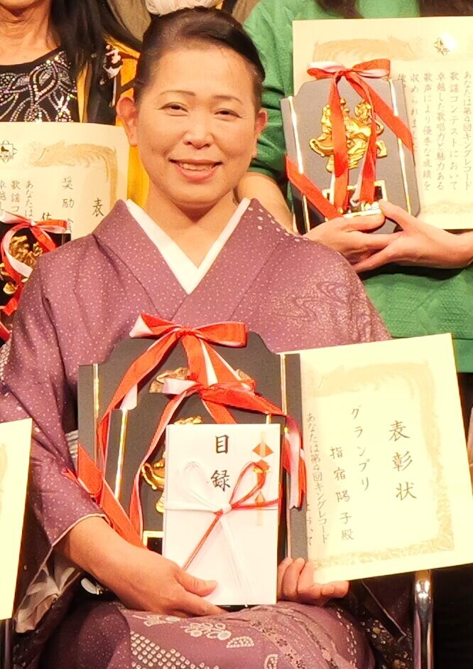 グランプリ受賞の盾を持つ指宿さん