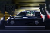 新世紀エヴァンゲリオン『EVANGELION 30th Anniversary Movie Collection』発売記念／『S.RIDE®』で呼べる『エヴァタクシー』が走行中