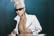 Johnny（T.C.R.横浜銀蝿R.S.）40年ぶりのソロアルバムの全貌を公開／67歳イケオジギタリスト魅惑の裸ライダースショット公開