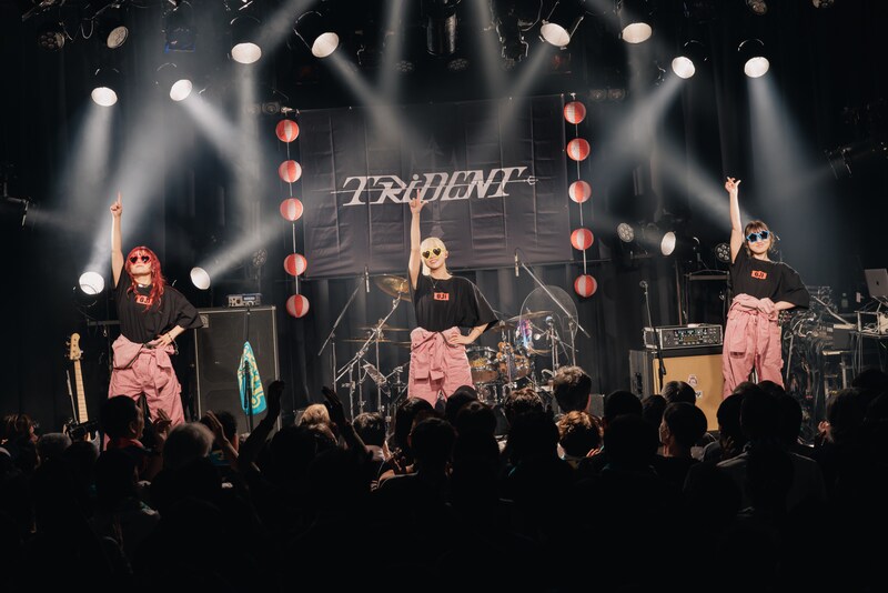 TRiDENT “おじ限定ライブ”で、すかんち名曲カバーアニメ主題歌初披露＆メジャーEP『BLUE DAWN』情報一挙解禁