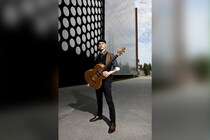 アコースティック・ギターで音楽を自在に操るマエストロ ペッテリ・サリオラ 約9年ぶりの来日公演が決定／本人コメントも到着