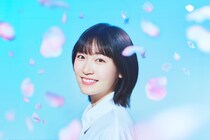 前島亜美 新曲「Fly Again!!」がTVアニメ『灰原くんの強くて青春ニューゲーム』OPに決定、爽やかな春の風を感じる最新アーティスト写真も公開