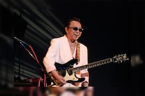 “エレキの神様”寺内タケシ、豪華ギタリスト共演。ノーキー・エドワーズや渡辺香津美との共演作ほか8タイトルがサブスク解禁