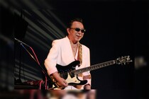 “エレキの神様”寺内タケシ、豪華ギタリスト共演。ノーキー・エドワーズや渡辺香津美との共演作ほか8タイトルがサブスク解禁