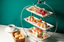 東京・代々木：クリスマスカラーのスイーツ&焼き菓子揃うアフタヌーンティー、11月1日より期間限定販売