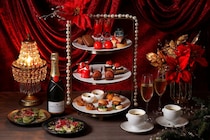 ザ ストリングス 表参道：苺&濃厚ショコラのマリアージュ堪能「ルビーエレガンス クリスマスアフタヌーンティー」11月26日より新登場