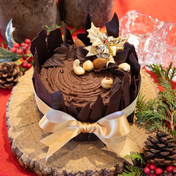 北海道:スペシャリテは切り株風ショコラケーキ「フェルム ラ・テール美瑛」クリスマスケーキ3種の予約受付開始