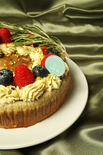 表参道・中目黒・お取り寄せ：ヴィーガン専門カフェ「THE_B」乳製品・卵・小麦・白砂糖不使用のクリスマス限定ソイチーズケーキ展開