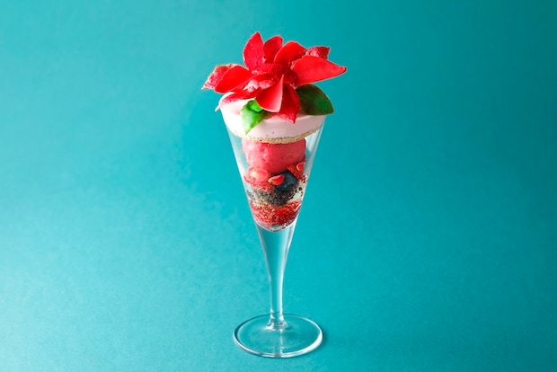 ”クリスマスの象徴”ポインセチアをイメージした華やかパフェ、資生堂パーラー・川崎店に12月25日まで登場