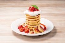 毎年恒例の”デニーズ国産苺デザート祭り”、26年1月4日より冬春限定開催